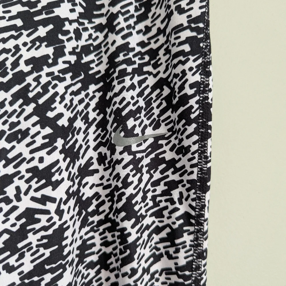 Nike Dri Fit Womens Small Pronto Essential Crop Running Leggings Black White 196
